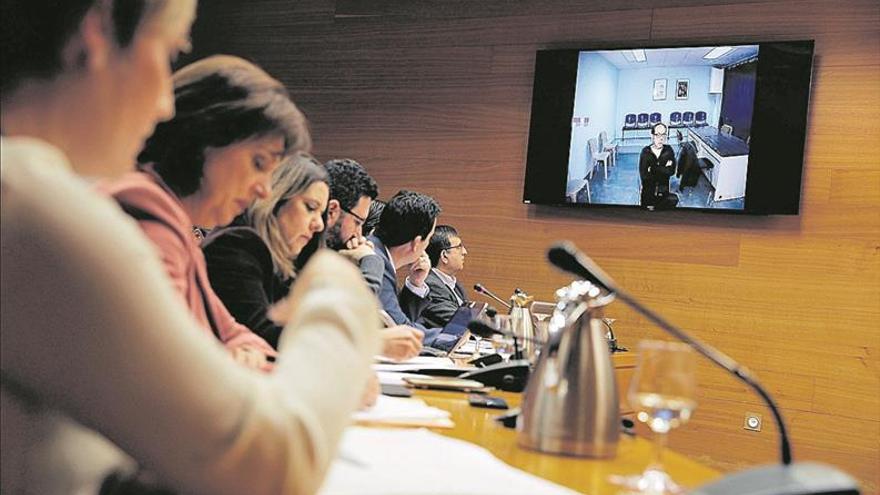 ‘El Bigotes’ avisa a Casado de que «tiene mucha mierda en la mochila»