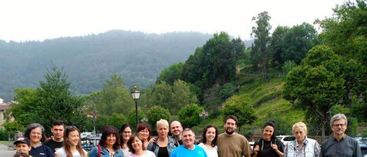 Los participantes en el memorial de poesía &quot;Silvino Losa&quot;, ayer.