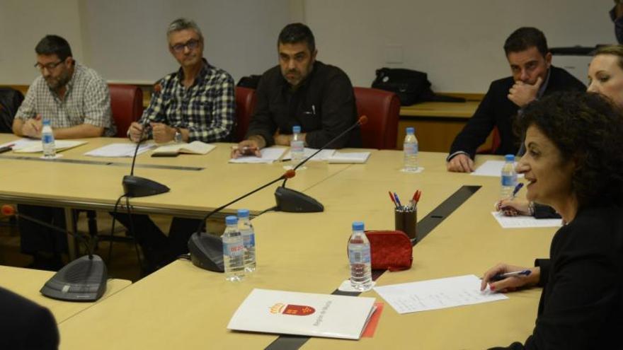 María Dolores Pagán presidió ayer tarde la reunión con los responsables sindicales.