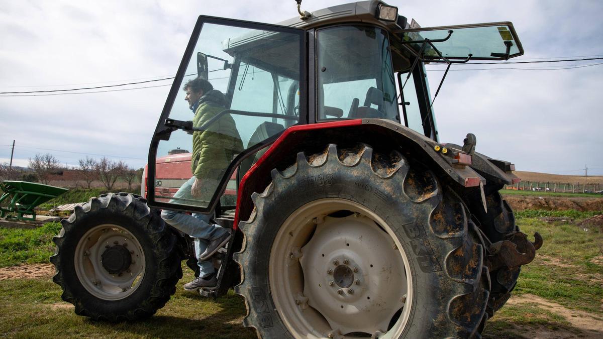 Un agricultor bajando de su tractor en la provincia de Zamora.