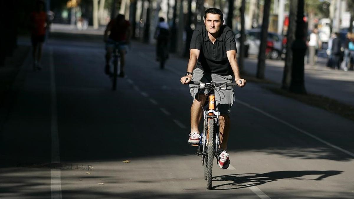 Ernesto Valverde pasea para EL PERIÓDICO por la Diagonal de Barcelona en el 2007.