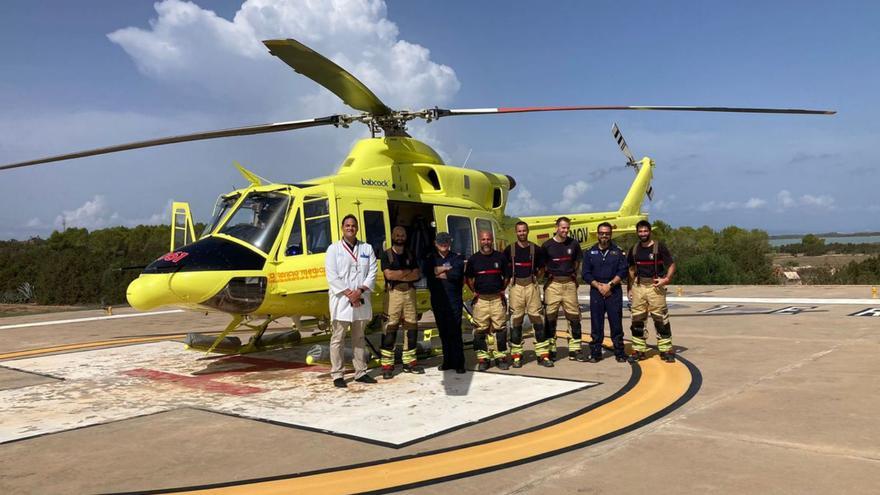 Ejercicio práctico de los bomberos de Formentera con el helicóptero del 061