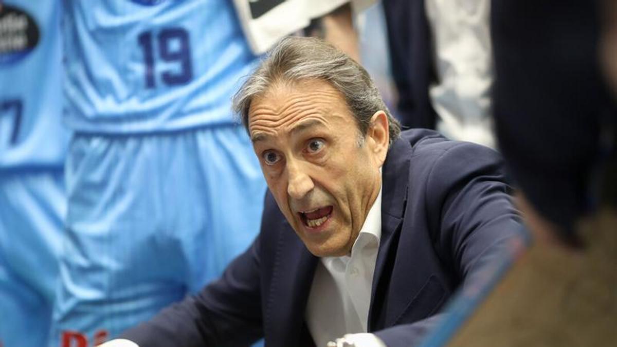 Luis Casimiro da instrucciones a sus jugadores en un tiempo muerto.