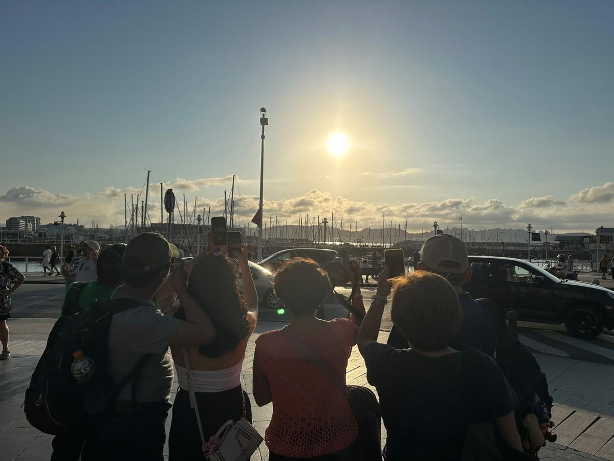 La familia comprobando cómo se ve el sol desde la Plaza del Marqués a 24 horas del eclipse.