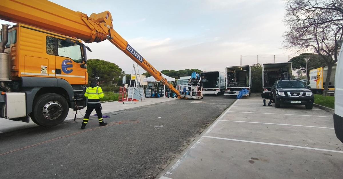 Camiones del rodaje de la serie en El Portil.