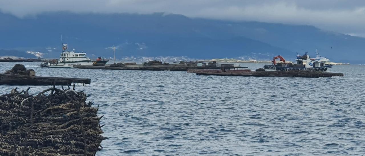 El regreso a puerto del barco auxiliar de acuicultura que sufrió el incendio en el motor de arranque.