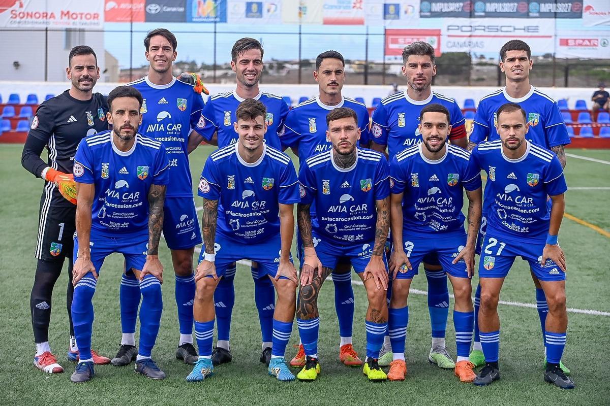 Alineación inicial de la UD San Fernando, esta mañana, antes de medirse al Numancia.