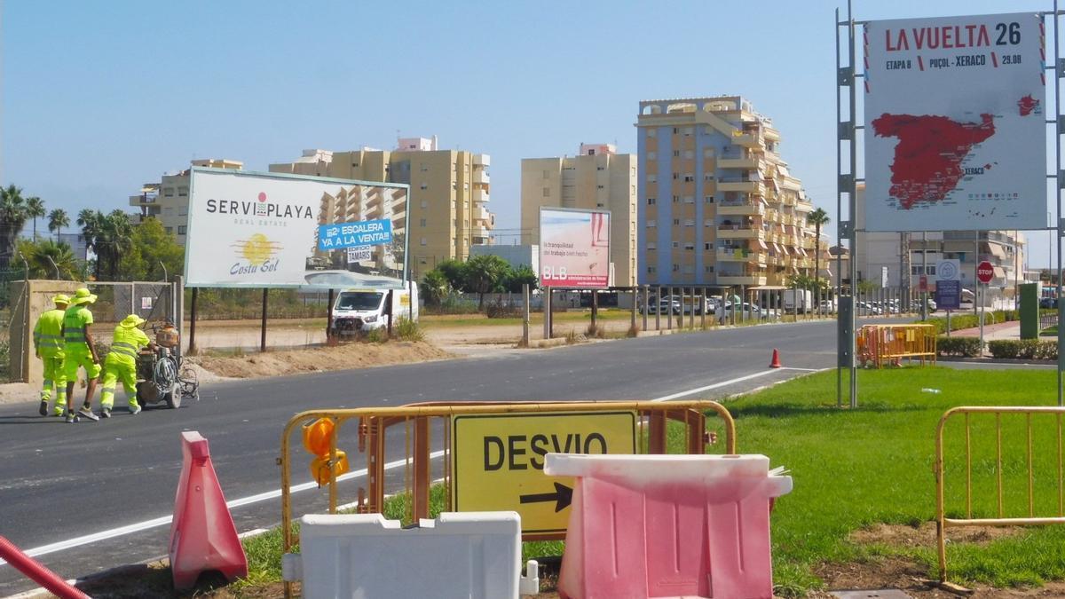 Obras en la carretera de acceso a la playa de Xeraco, este jueves.