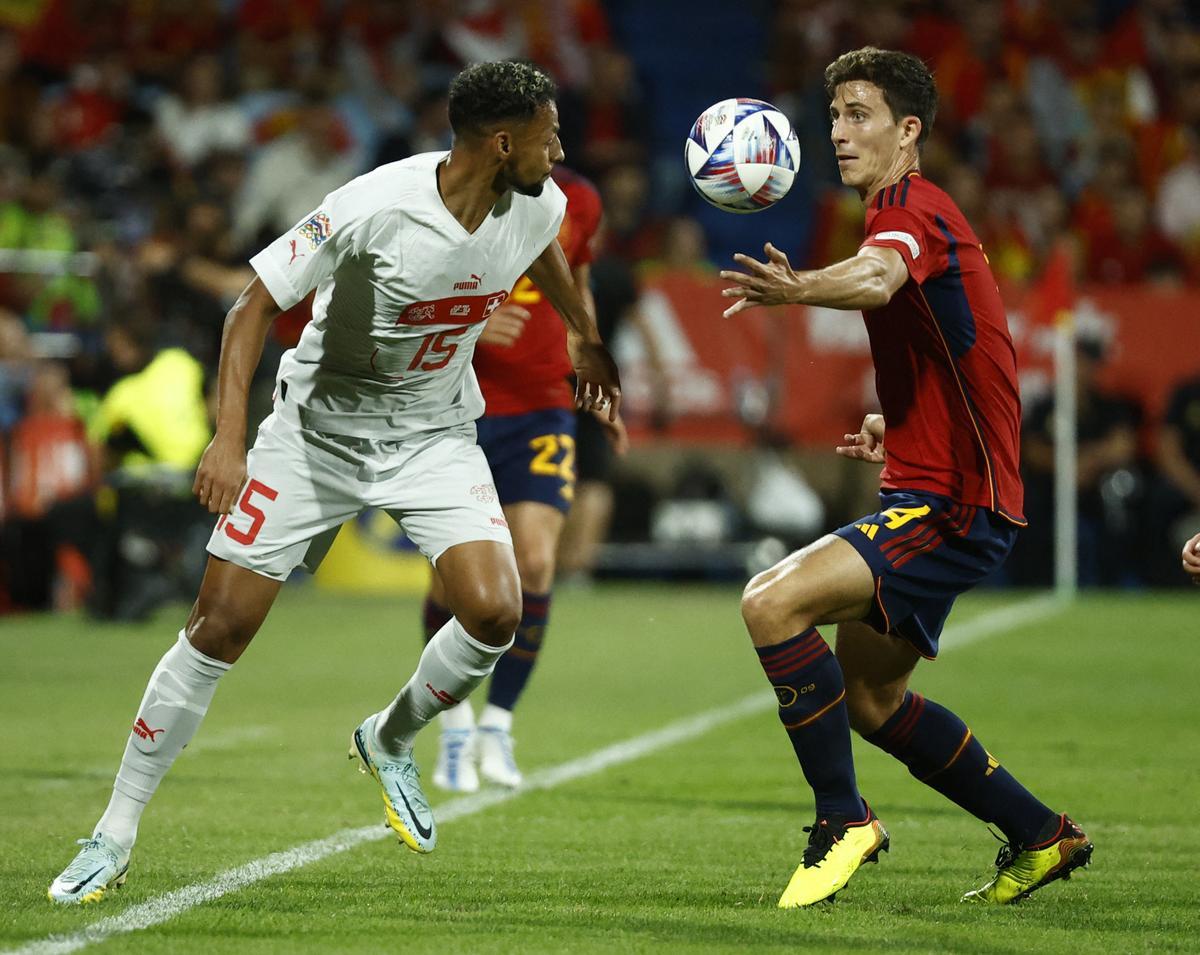 Pau Torres, en una acción ante Suiza