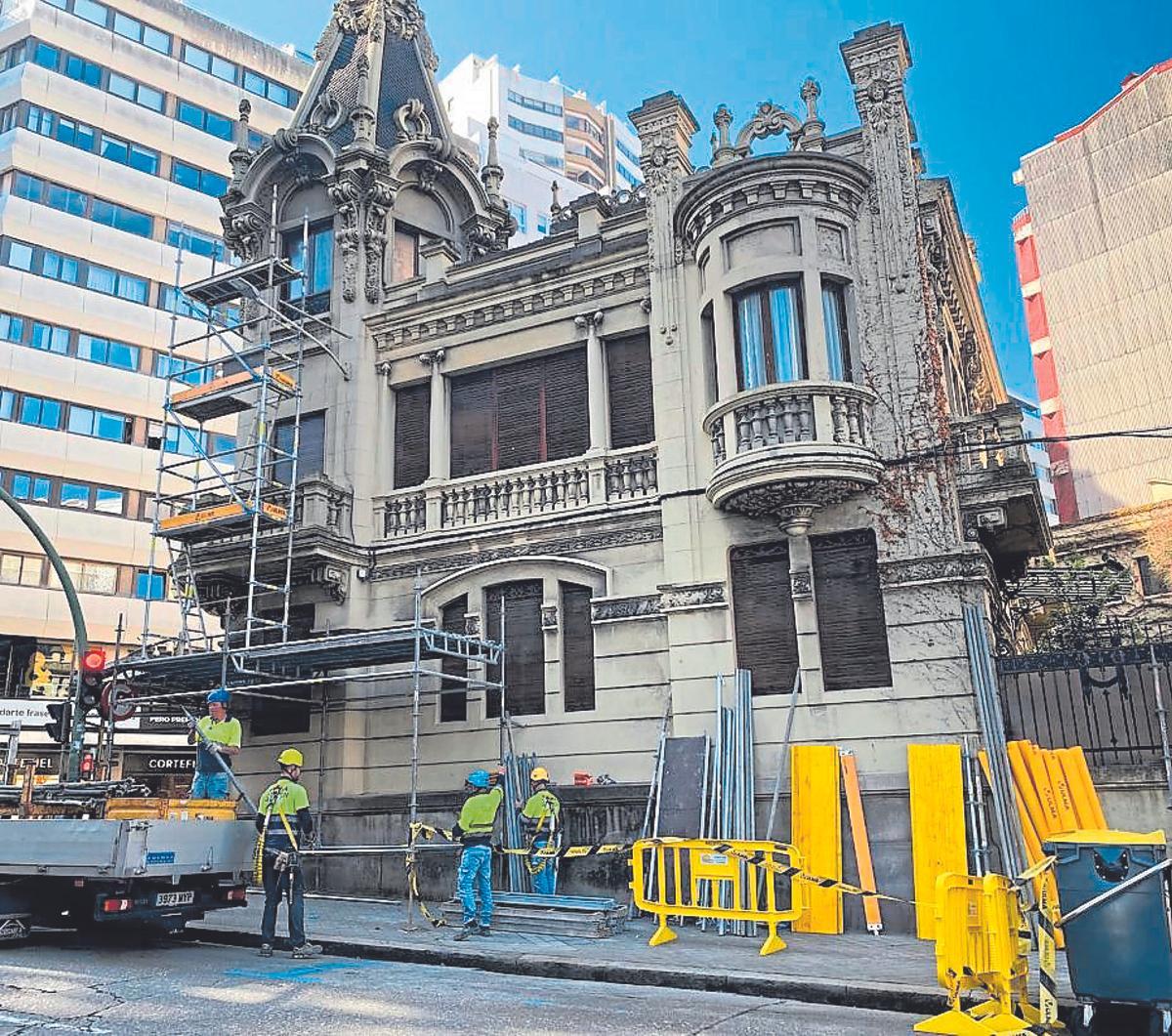 Operarios colocan los andamios en la Casa Escudero.