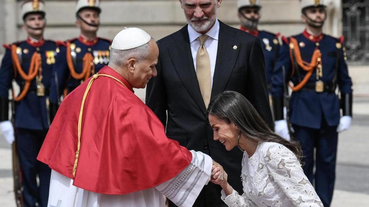 La reina Letizia y el rey Felipe saludan al Papa León XIV.