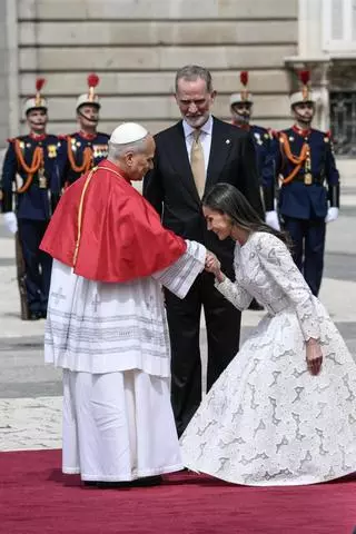 La reina Letizia vuelve al 'privilegio del blanco' en la visita del Papa con diseño aragonés