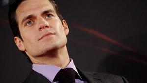 Henry Cavill, Superman, acaba de anunciar que está felizmente enamorado.