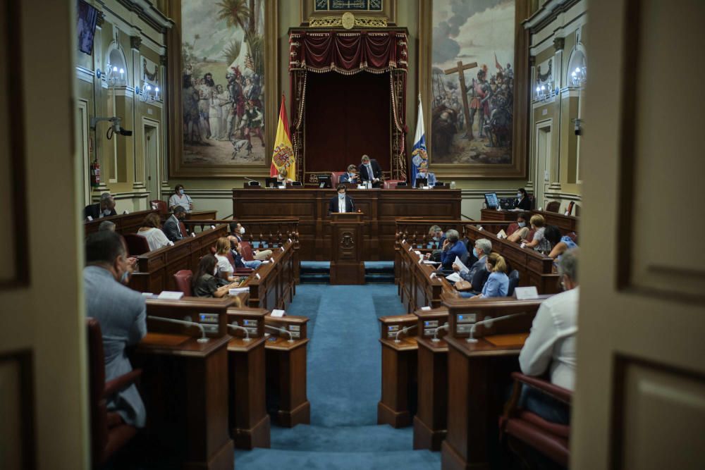 Pleno en el Parlamento de Canarias