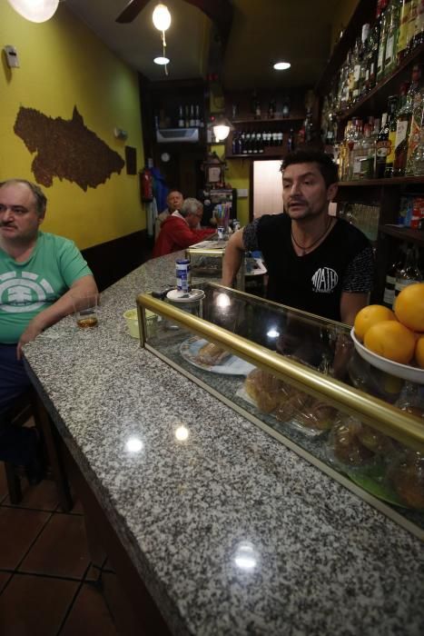 Trabajos de limpieza en la calle Llano Ponte de Avilés tras las inundaciones