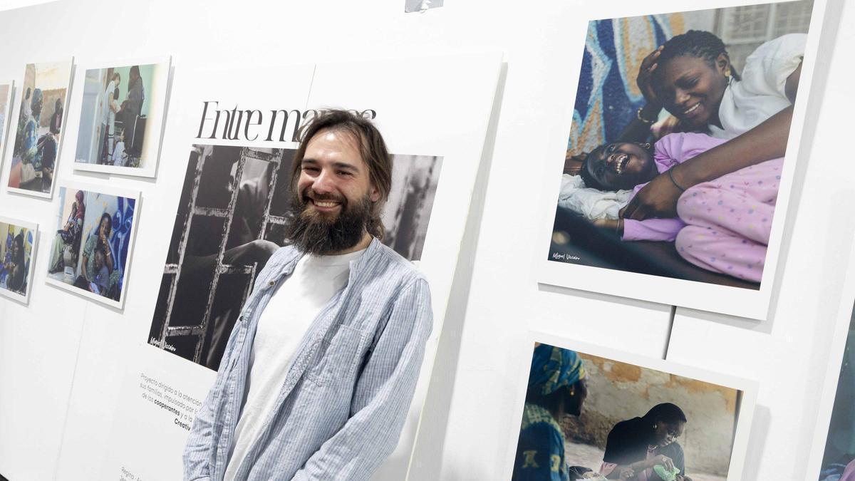 El pediatra Iñaki Alegría, cooperante en Etiopía, visita Elche: "Nos horrorizamos de que muere un niño y a los 30 segundos celebramos un gol"