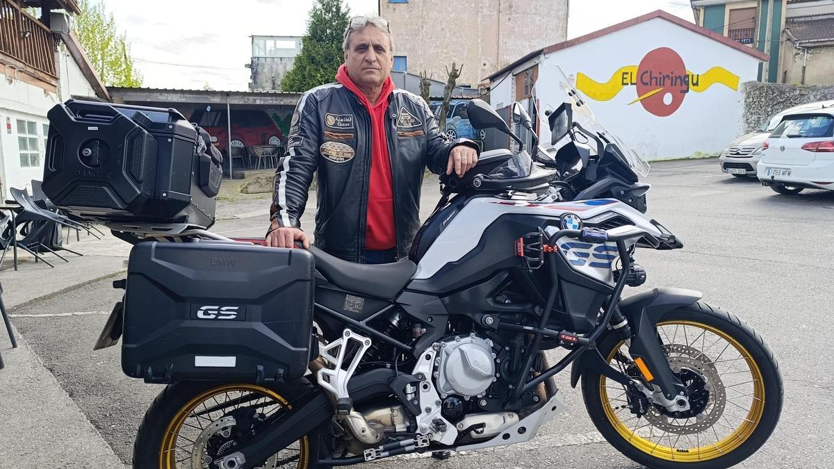 Roberto Ángel Blanco, presidente de Los Potrincos de Cayés, en la sede del club, el Bar El Chiringu.