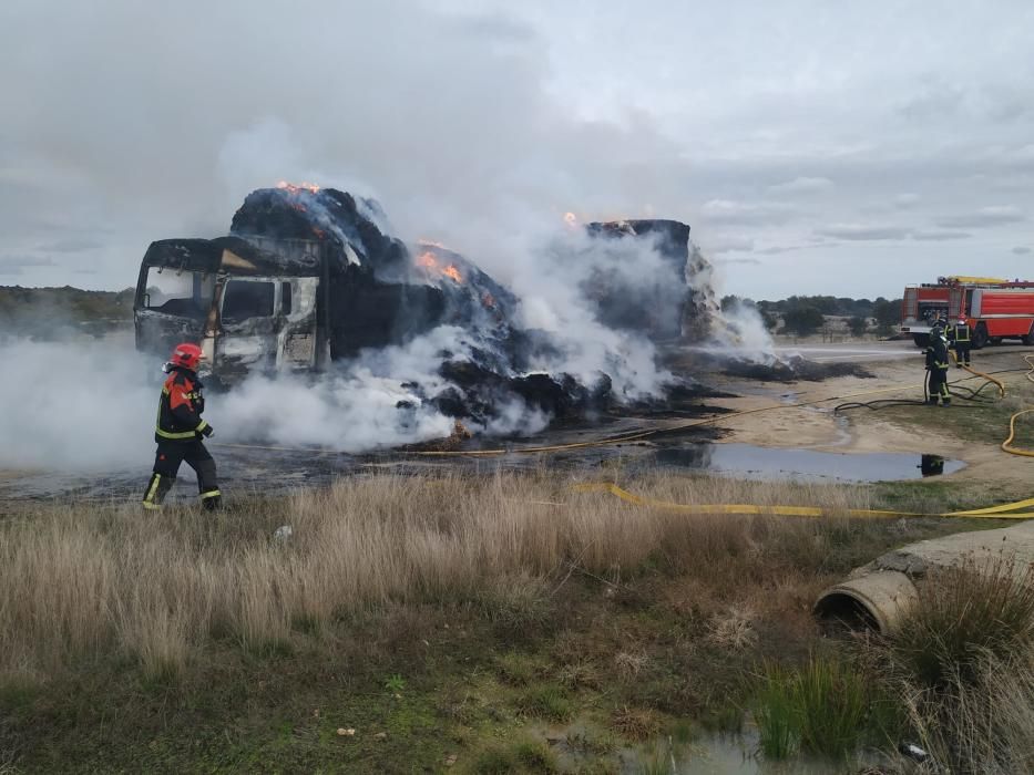 Las imágenes del incendio de un camión en N-122, a la altura de Muelas del Pan