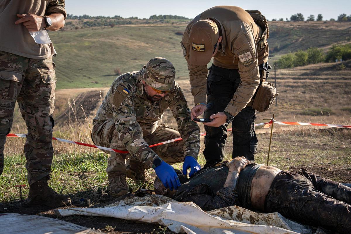 Buscadores de cadáveres en la guerra de Ucrania