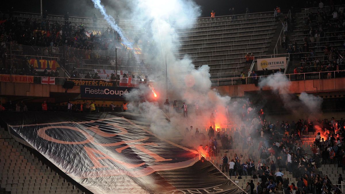 Bengalas de los Boixos Nois en el estadio de Montjuïc en el derbi del 27 de septiembre de 2008, el último antes del traslado a Cornellà del equipo perico.