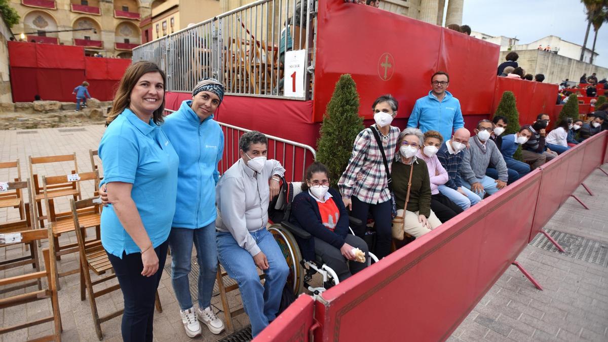 Las personas participantes en la actividad junto a los voluntarios de Caixa Bank