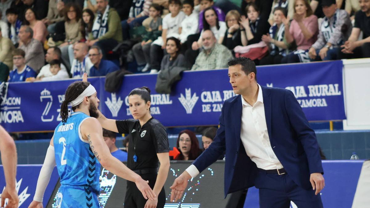 Saulo Hernández, con Ty Roberts, en el partido