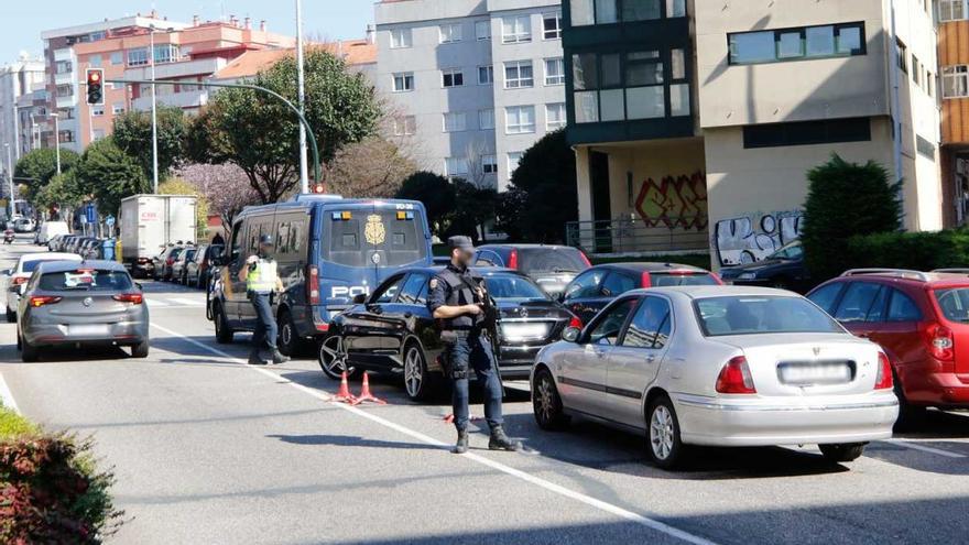 El control policial en Gregorio Espino para dar con el fugado. // A. Villar