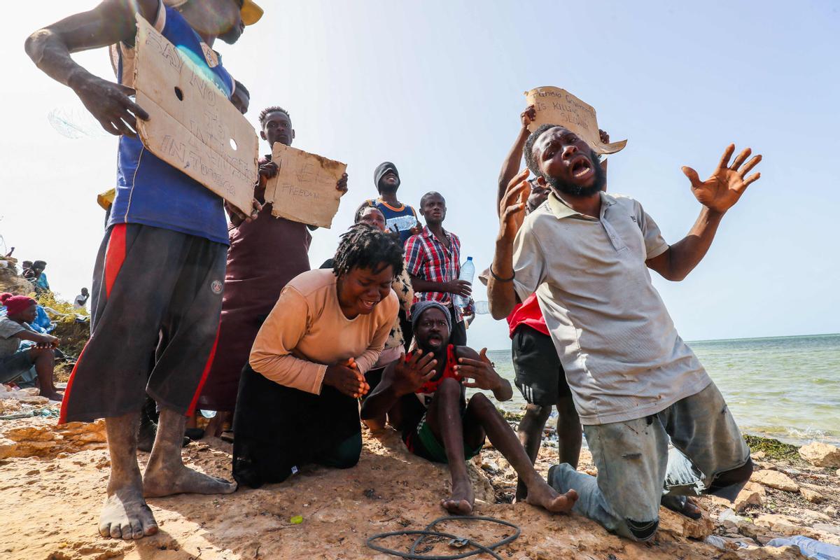 Migrantes africanos abandonados por las autoridades tunecinas en la frontera entre Libia y Túnez