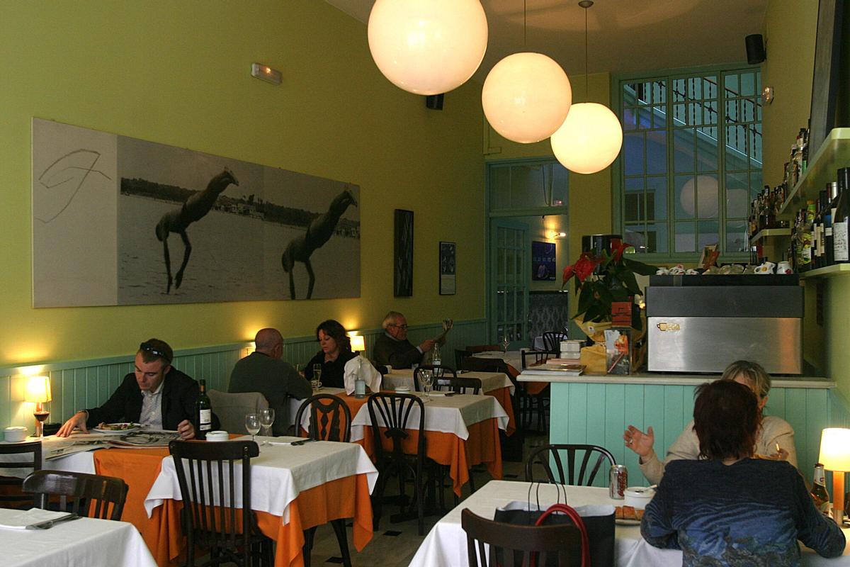 Comensales en el restaurante La Gamba, en Granollers.