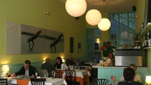 Comensales en el restaurante La Gamba, en Granollers.