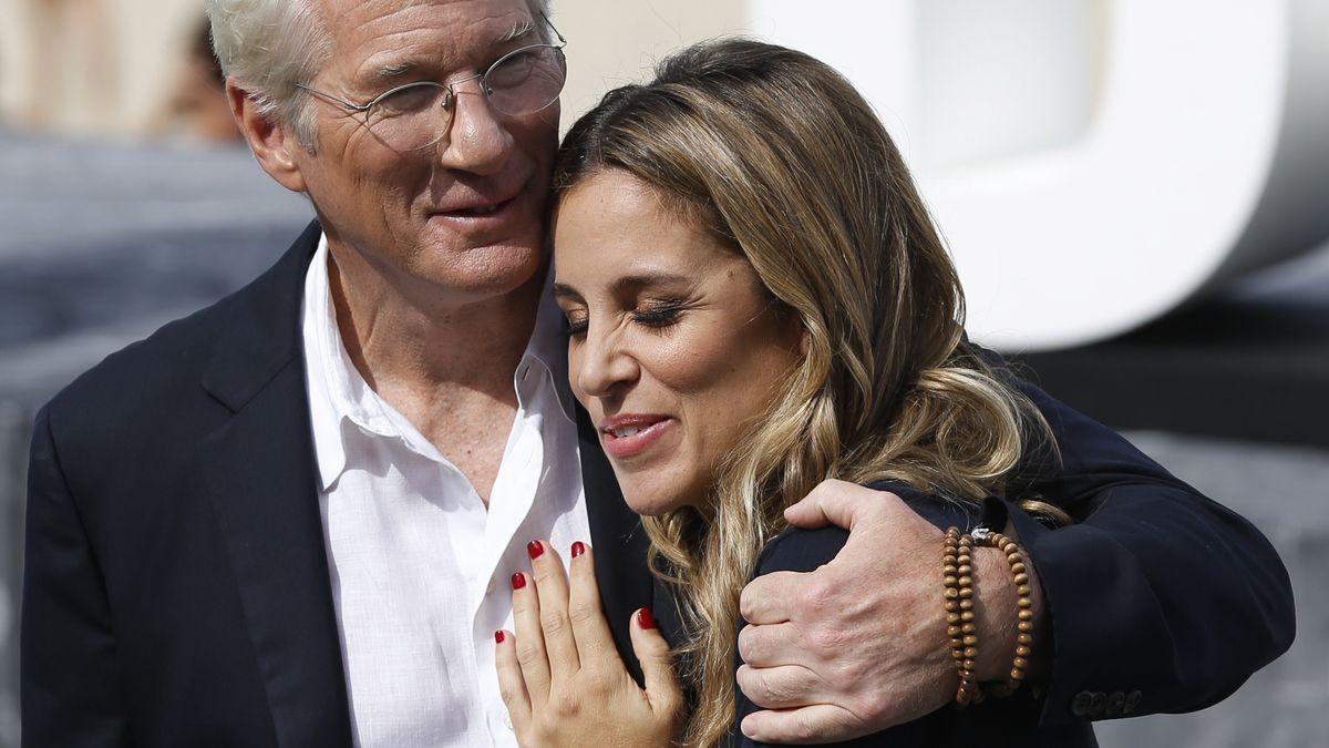 Richard Gere y Alejandra Silva, de vacaciones en Oleiros