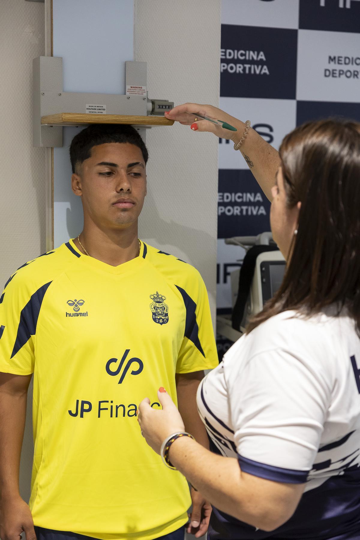 Reconocimiento médico de jugadores de la UD Las Palmas en el Hospital Perpetuo Socorro