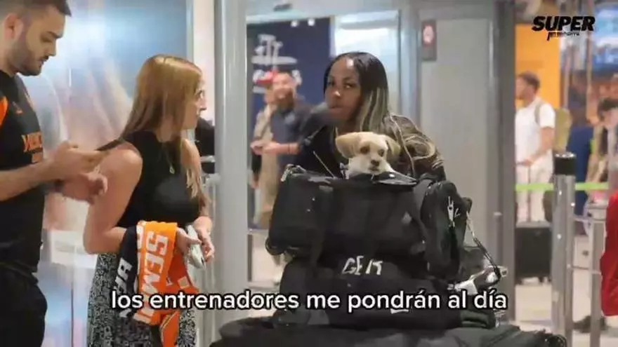 Alexis Peterson habla de su reto en el Valencia Basket a su llegada al aeropuerto de Manises.