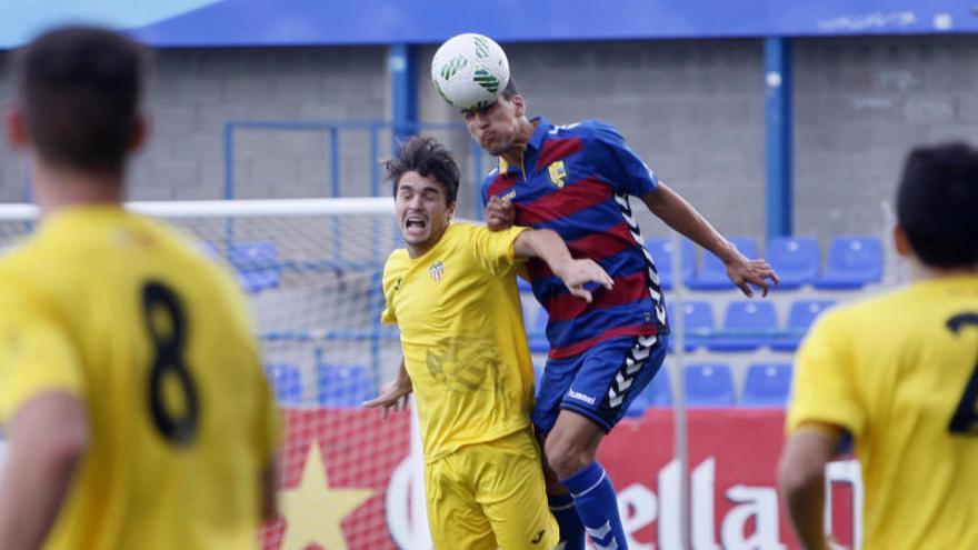 Diego Jiménez lluita per una pilota amb un adversari