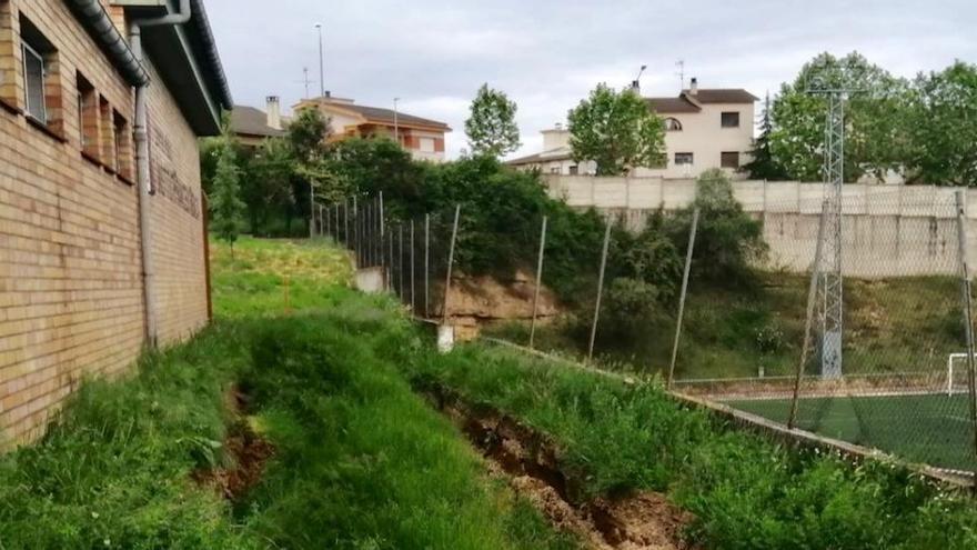 El mur que separa el camp de futbol amb l&#039;Institut de Solsona