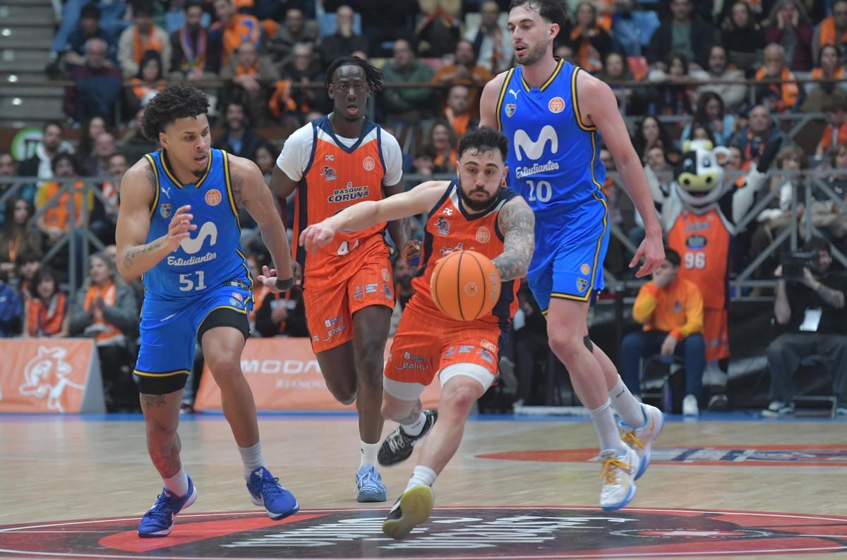 Dídac Cuevas lidera un contragolpe presionado por Omar Silverio.