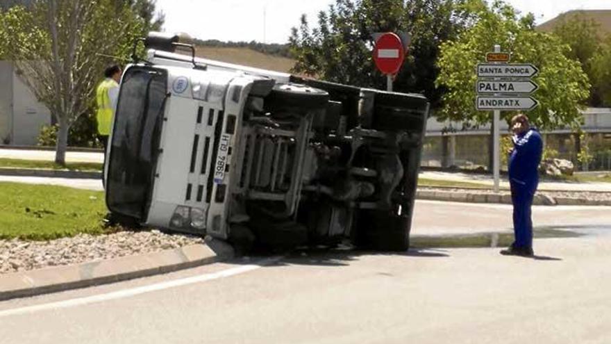 Camión de Calvià 2000 volcado ayer en una rotonda de Santa Ponça.