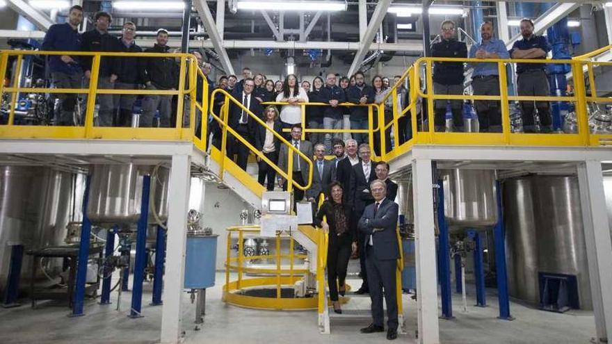Responsables e inversores de ABCR Laboratorios junto al personal de ABCR Laboratorios y dos miembros del equipo de gobierno, ante los nuevos reactores. // Bernabé / Cris M.V.