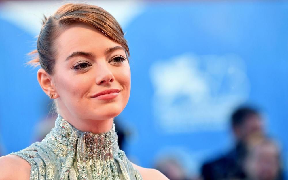 Emma Stone fue hoy la reina de la primera alfombra roja de Venecia, por la que pasó luciendo una dulce sonrisa y un espectacular vestido plateado.