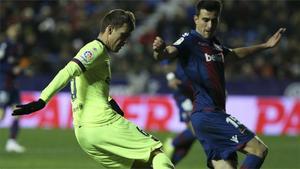 Coutinho rescata al Barça en una noche negra