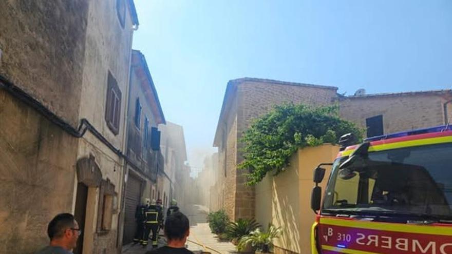 Un incendio en unos transformadores deja sin luz a los vecinos de varias calles de Alcúdia