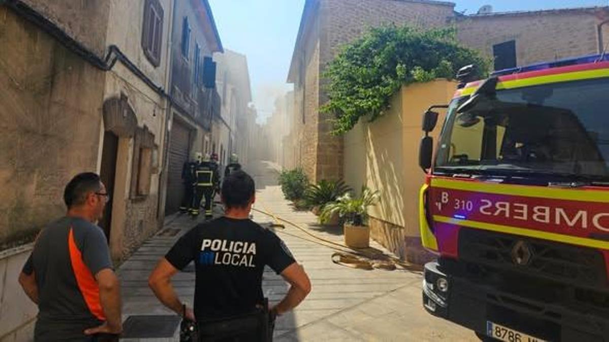 Agentes de la Policía Local y los Bombers, en el lugar del incendio.