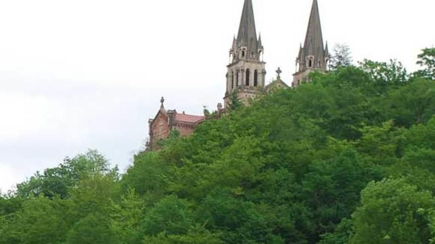 La basílica de Covadonga, vista desde la finca Les Llanes.