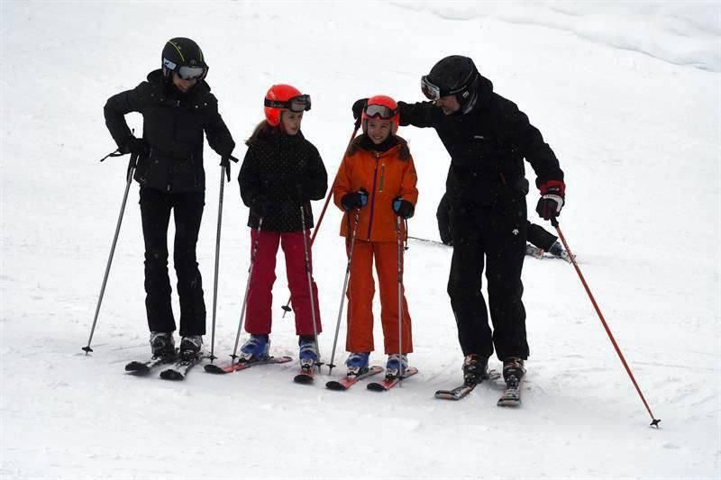 Visita de los reyes y sus hijas a la estación de esquí de Astún
