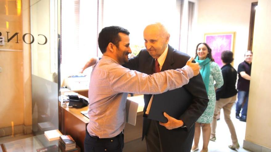 Vicent Marzà y Santiago Grisolía se saludan antes del pleno del CVC.