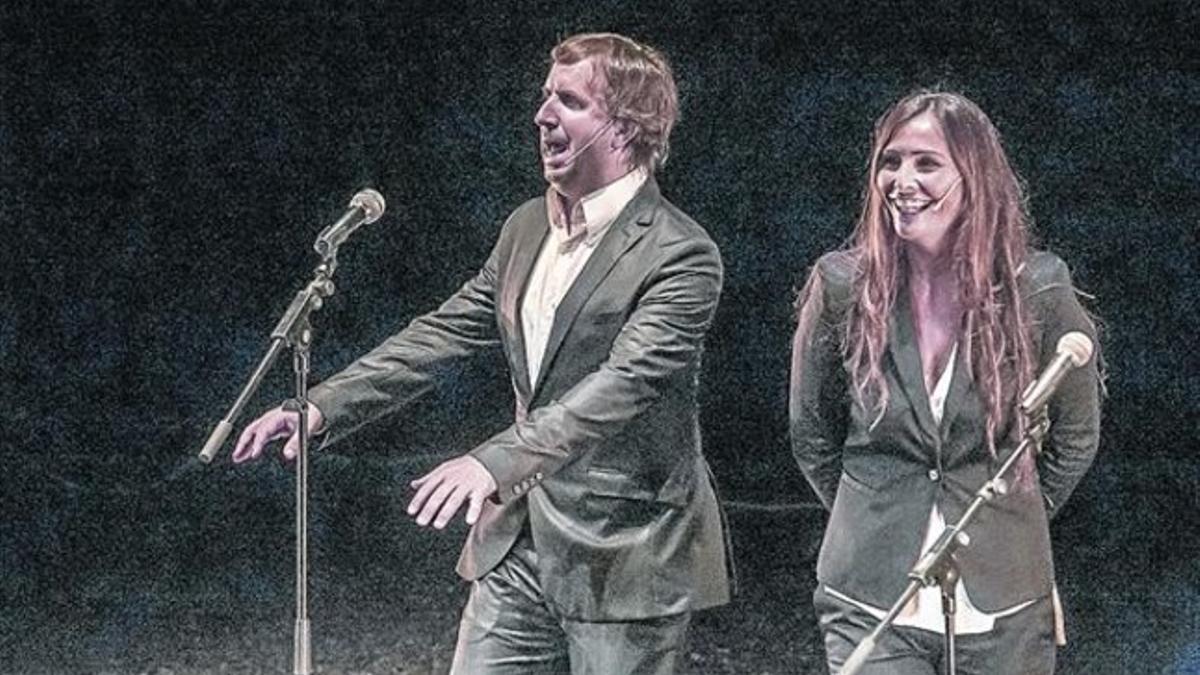 Jordi Rios y Mònica Pérez, en plena acción en '1.000 merdes de gags', el viernes pasado en La Villarroel.