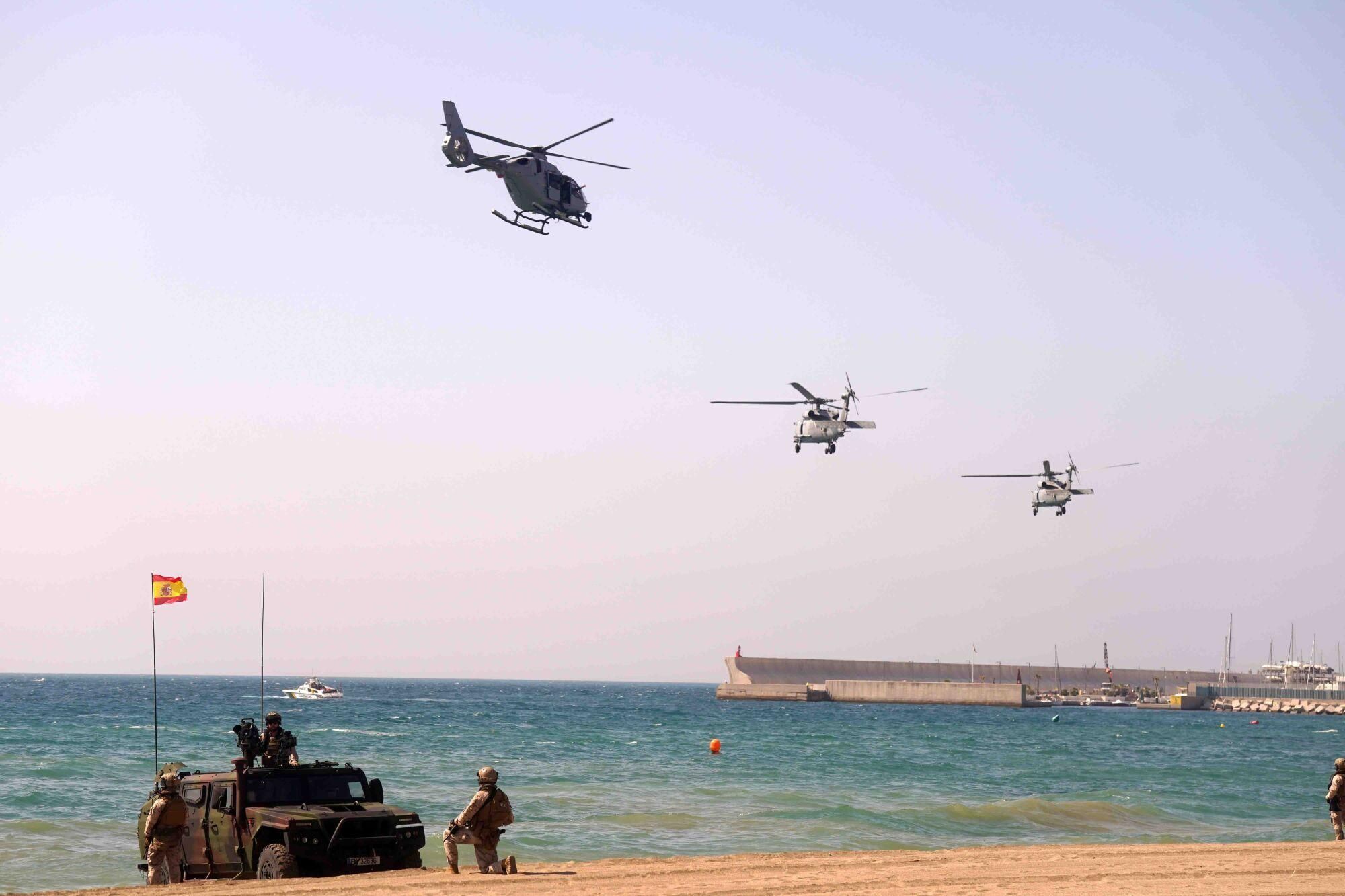 Exhibición dinámica de un desembarco anfibio de La Armada, donde aviones, helicópteros, Infantes de Marina, embarcaciones rápidas y lanchas de desembarco actúan en un escenario simulado de rescate de rehenes