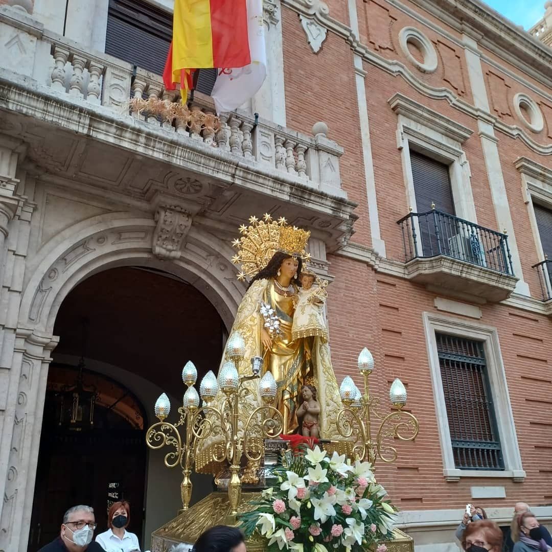 La Hermandad de Seguidores saca la imagen de la Virgen a hombros por el centro de la ciudad en el Rosario de la Aurora