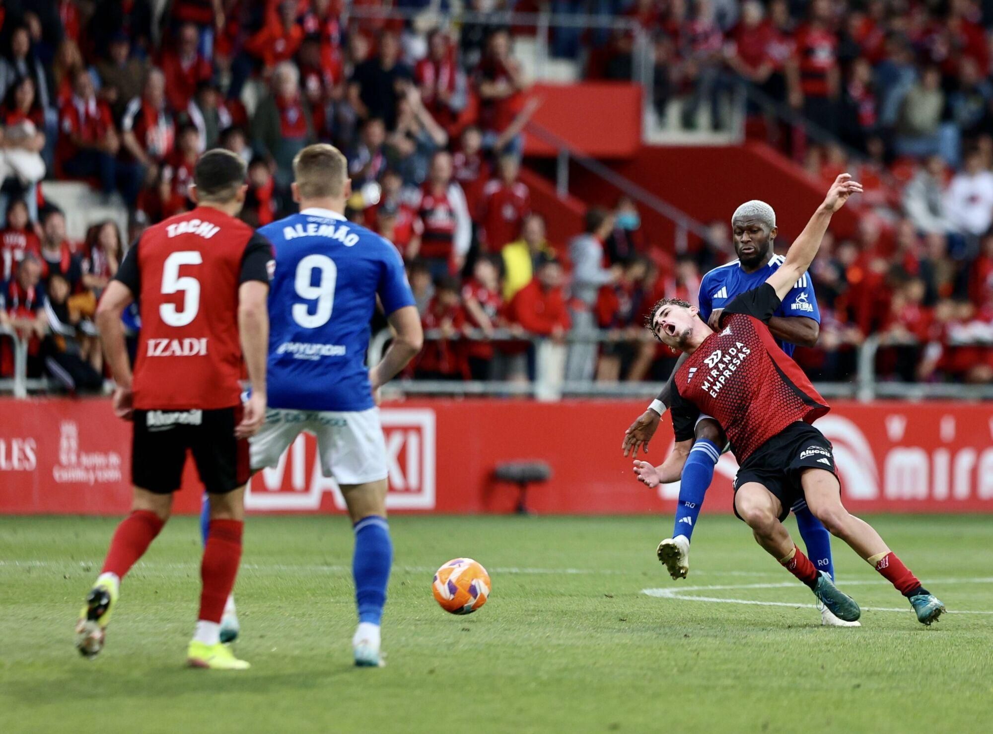 EN IMÁGENES: Ambientazo en el primer partido de la final por el ascenso a Primero entre Mirandés y Real Oviedo