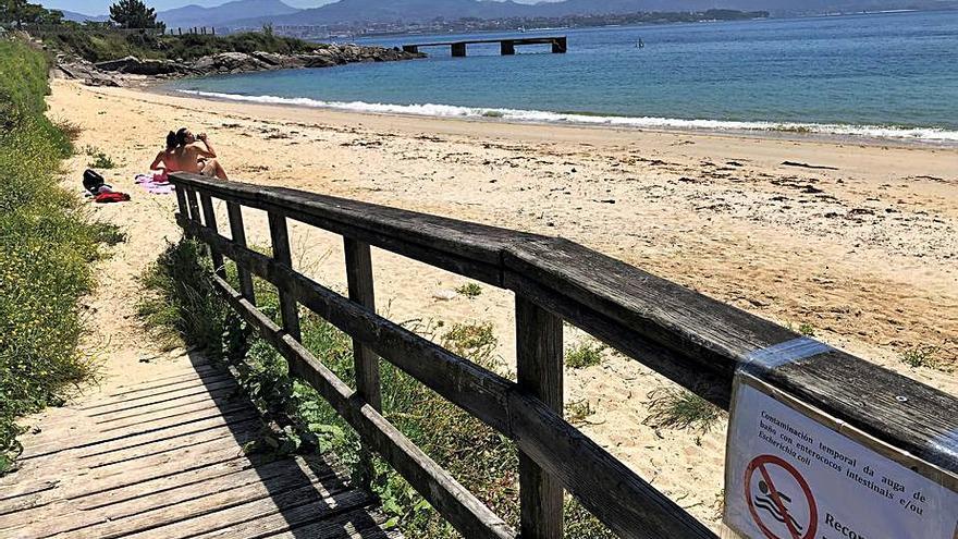 Otro de los carteles instalados ayer en la playa de Rodeira por operarios municipales, recomendando no bañarse por contaminación.   | //  G.N.